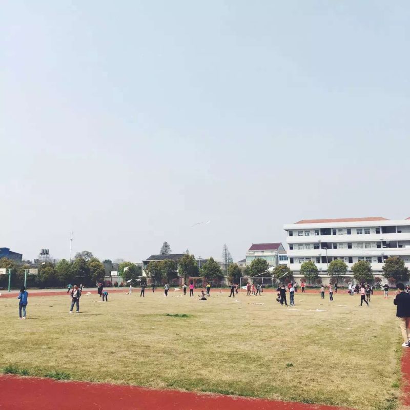 �縣��չ������ĳ��롱ͯ�ķŷɻ